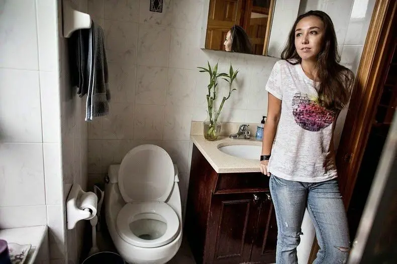 فتاة أمريكية داخل حمام منزلها