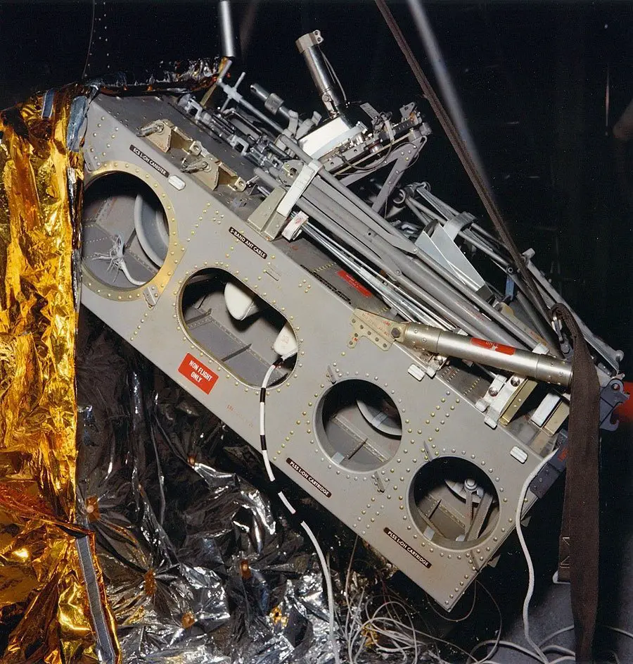 تظهر هذه الصورة آلية إطلاق الكاميرا، التي بعد إطلاقها كانت مقلوبة رأسا على عقب، وكانت عدستها في مواجهة سلالم المركبة القمرية.
