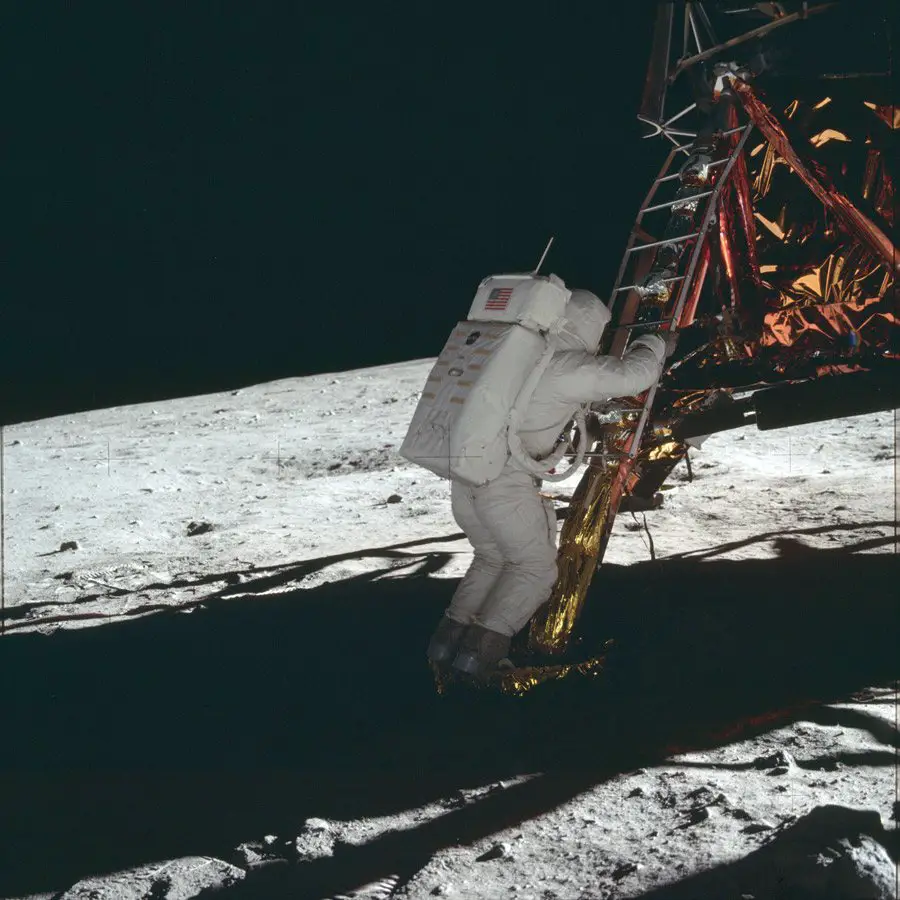 (ألدرين بوز) يغادر المركبة: في هذه الصورة يظهر (بوز ألدرين) -الرجل الثاني الذي غادر مركبة (لونار موديل)- التقطها له رائد الفضاء (نيل أرمسترونغ) وهو أول رجل يغادر المركبة باستعمال كاميرا ذات سبعين ميليمترا من نوع (هاسلبلاد) ذات فيلم متوسط الصيغة، التي تعتبر إلى يومنا هذا واحدة من أفضل آلات الكاميرا التي صنعت على الإطلاق، مجهزة بشريط فيلم (كوداكروم) المصنوع من مادة دقيقة بشكل خاص، والمثبت على شريط (مايلار) رفيع جدا، مما سمح لهذه الكاميرا بتسجيل ضعف ما كانت تستطيع الكاميرات التجارية تخزينه من الصور.